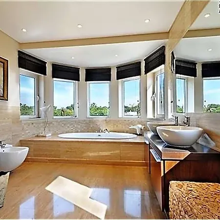 Sleeps 8 Pool Air Con Wifi *