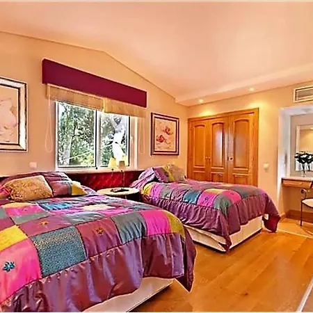 Sleeps 8 Pool Air Con Wifi *
